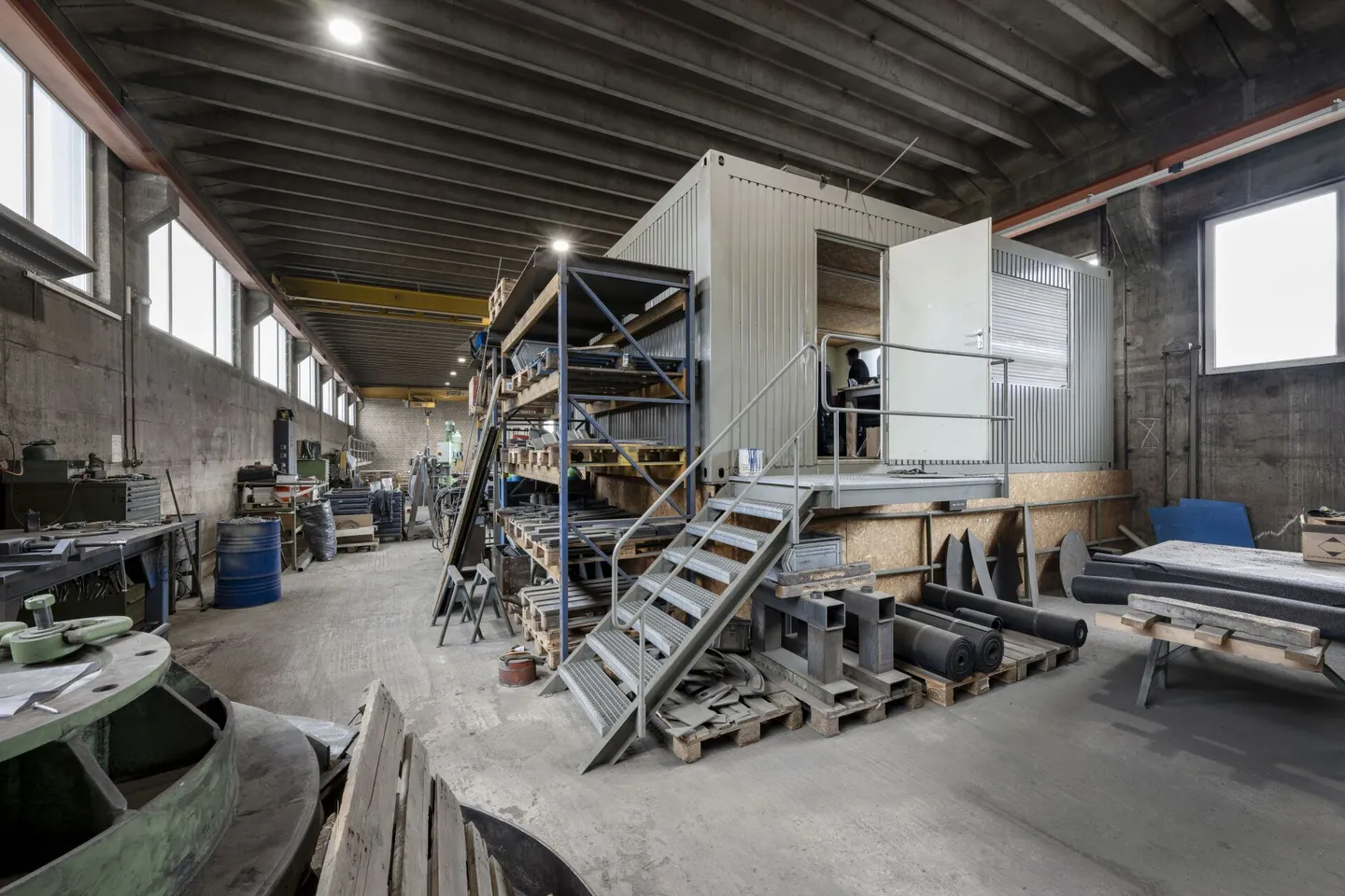 Gewerbehalle mit Krananlagen (10t + 3.2t) und 9 Meter Raumhöhe - Foto 6 di 8