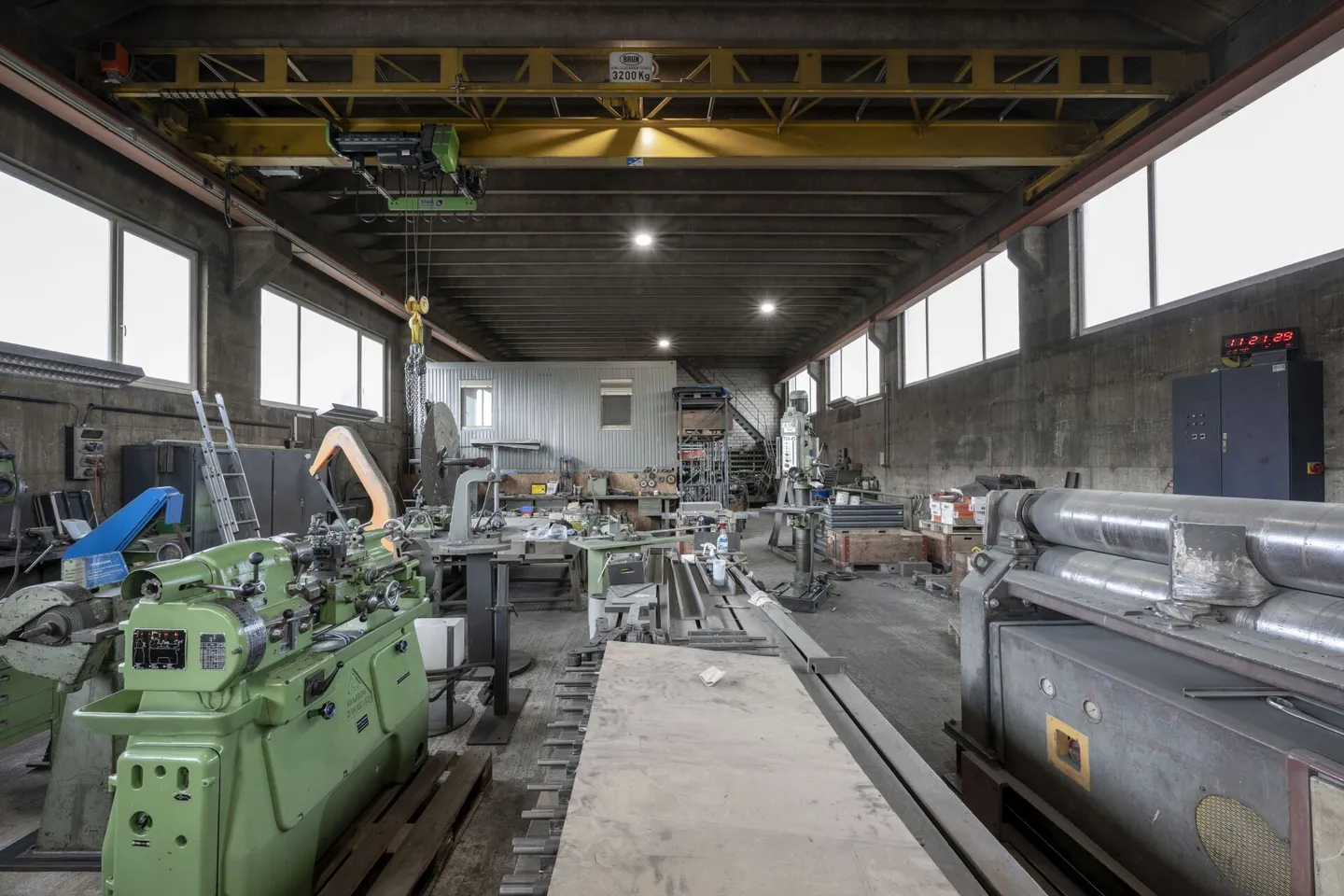 Gewerbehalle mit Krananlagen (10t + 3.2t) und 9 Meter Raumhöhe - Foto 7 di 8