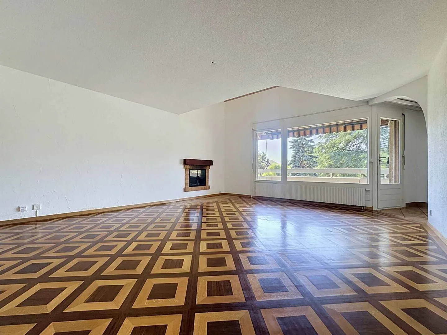 Magnificent 6.5-room apartment with balcony - Photo 2 of 13