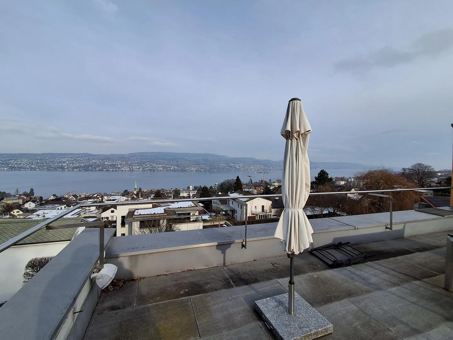 Loft appartement 2.5 pièces avec vue sur le lac, terrasse, coin jardin - Photo 3 sur 20