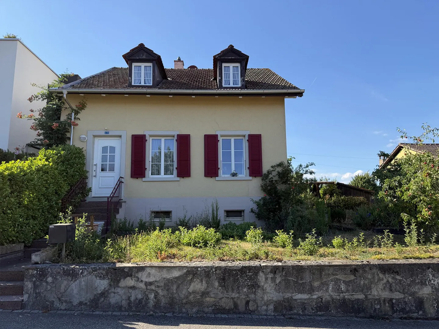 Maison individuelle de 6 pièces avec grand jardin et potentiel de développement - Photo 1 sur 8