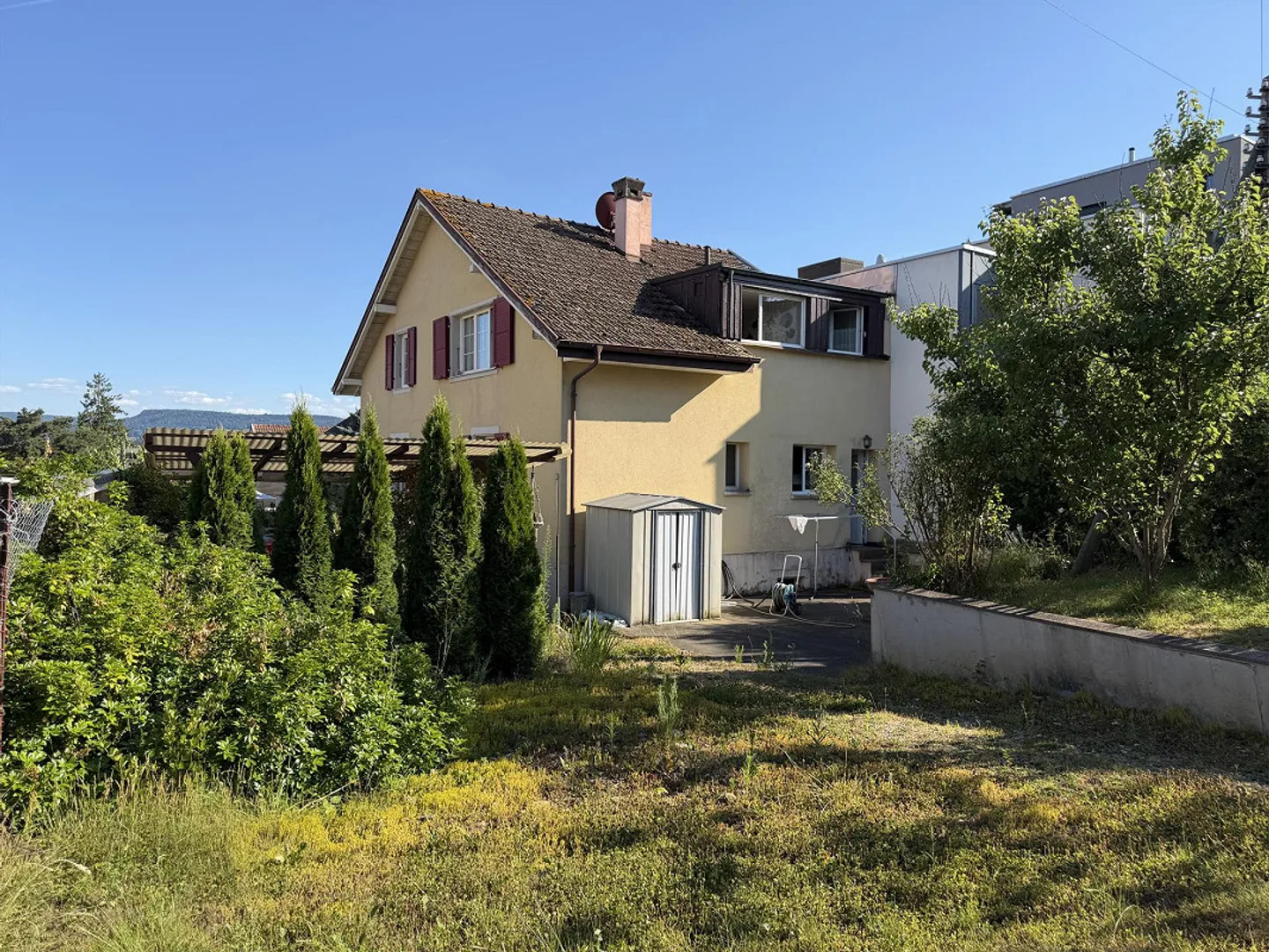 Maison individuelle de 6 pièces avec grand jardin et potentiel de développement - Photo 3 sur 8