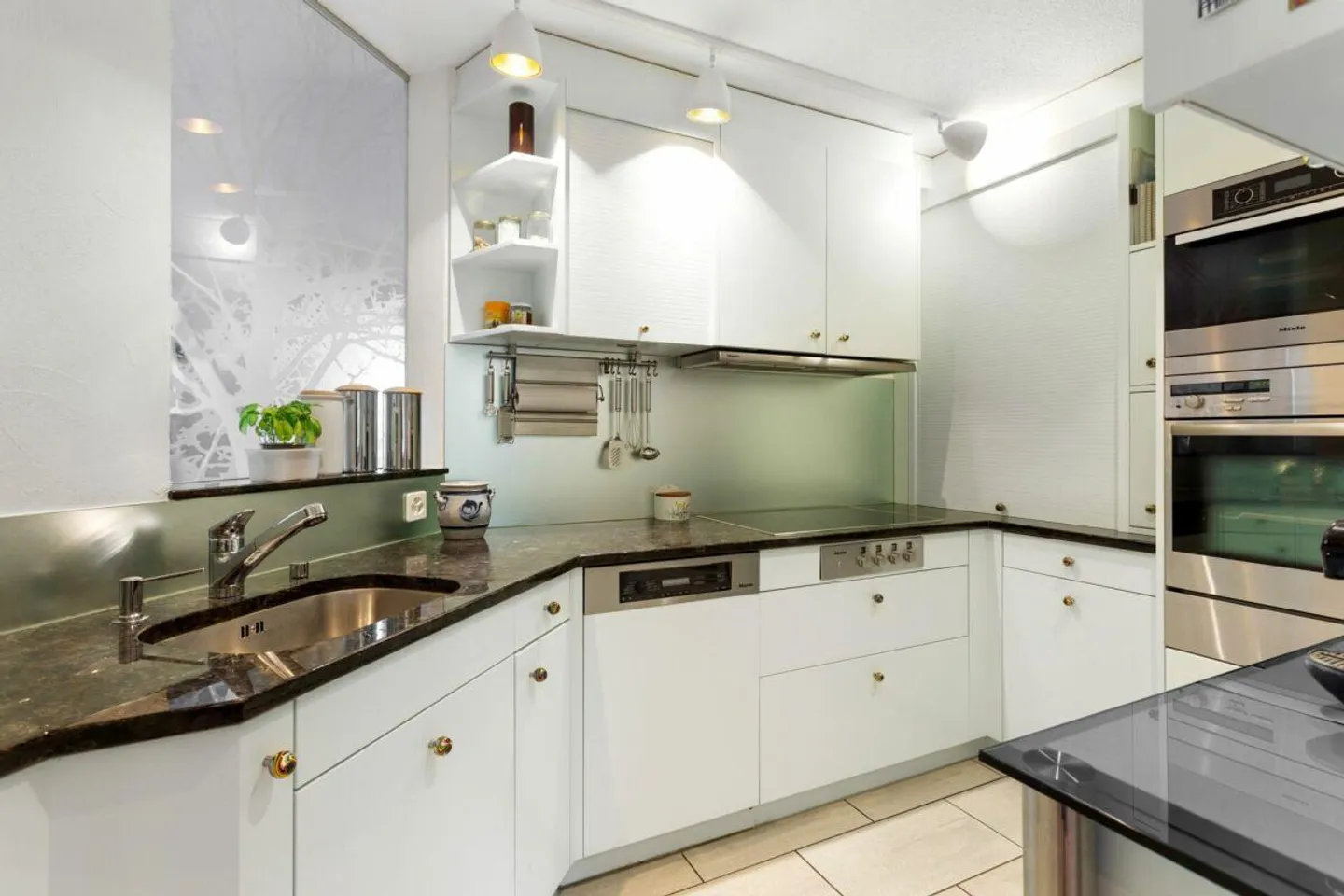 Maisonette rénovée avec balcon, vue, beaucoup de charme et climatisation - Photo 8 sur 11
