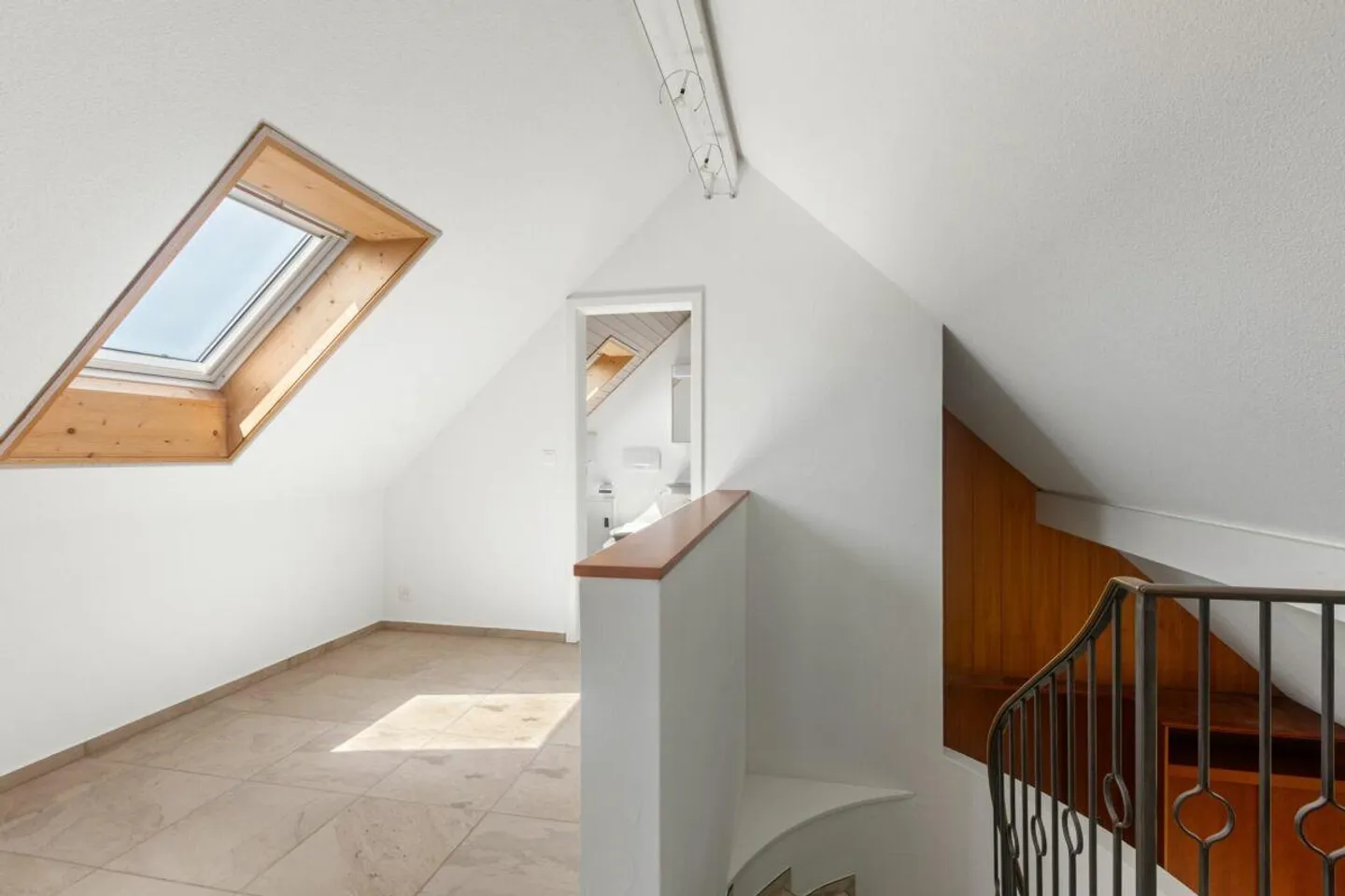 Maisonette rénovée avec balcon, vue, beaucoup de charme et climatisation - Photo 10 sur 11