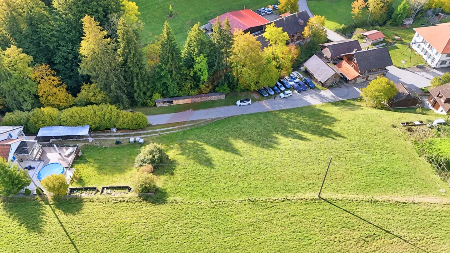 Terreno edificabile soleggiato con vista sulle montagne in una posizione tranquilla - Foto 3 di 6