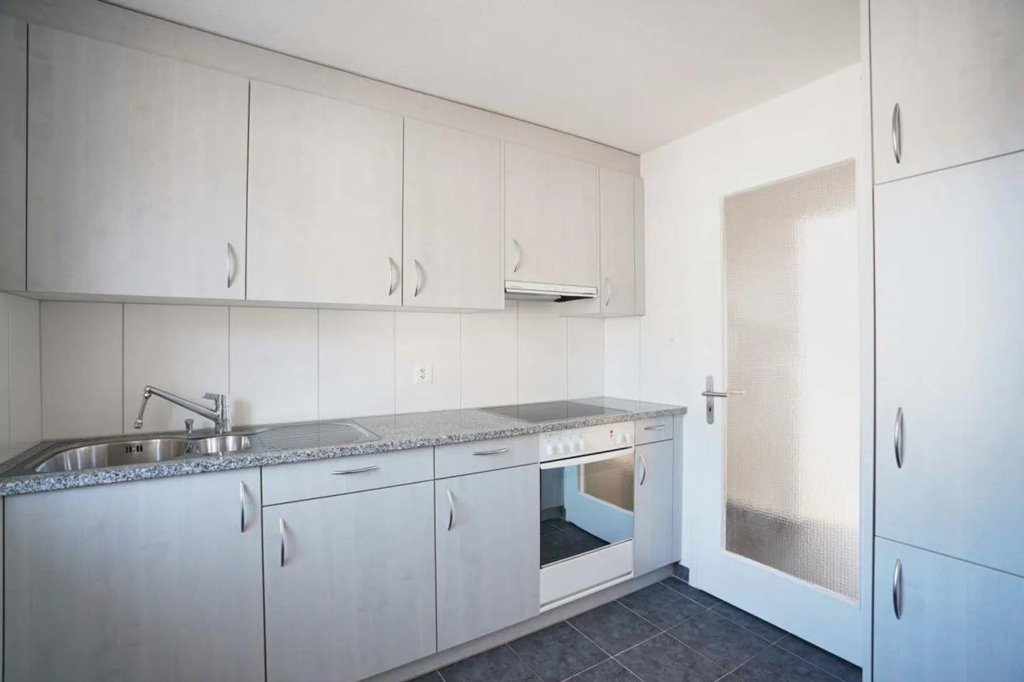 Newly renovated 3-room apartment in a sunny location - Photo 4 of 11