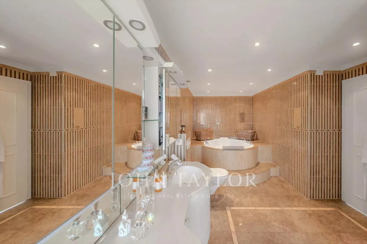 Villa with 10 rooms - Photo 9 of 13