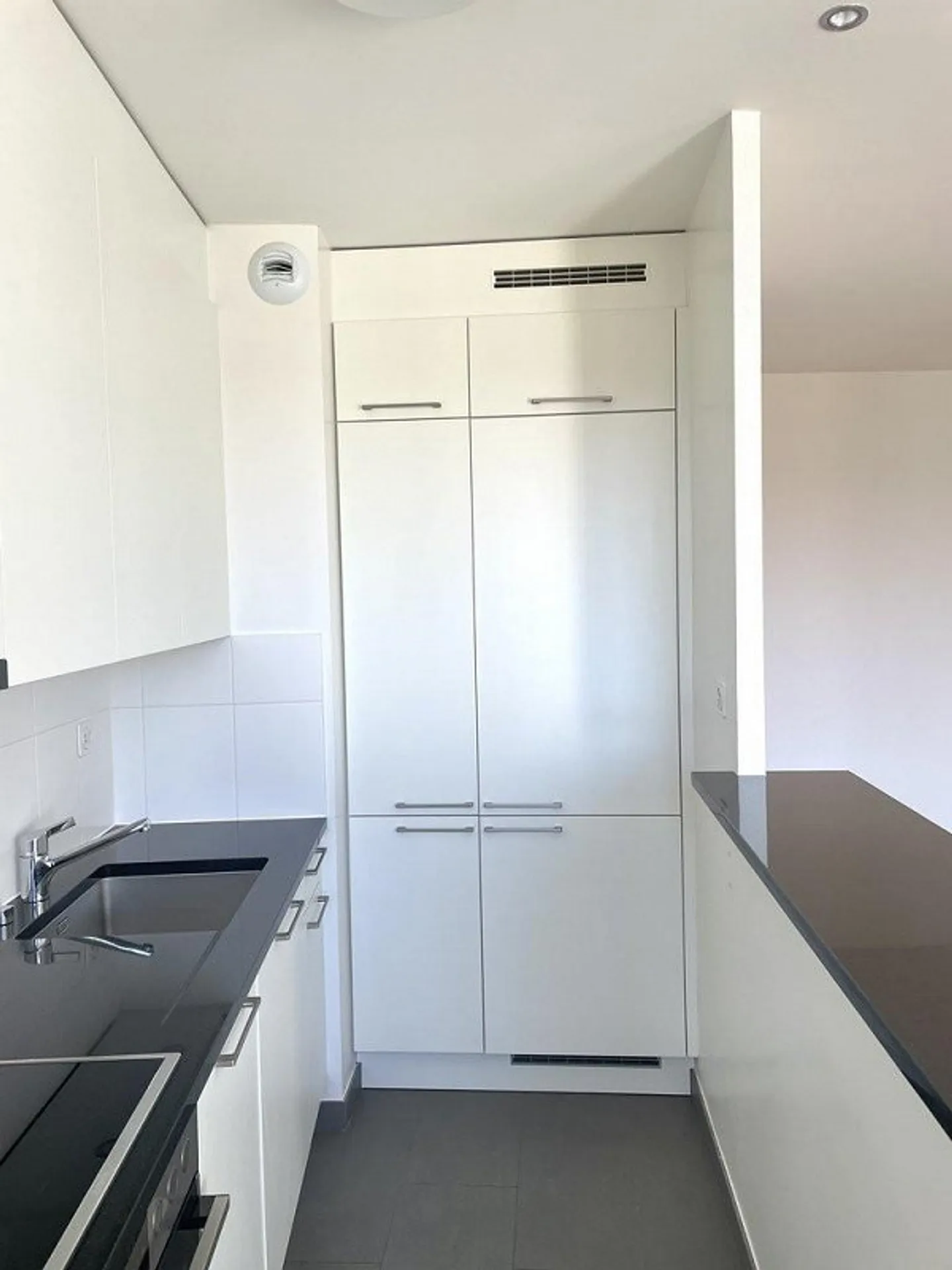 Appartement au 8ème étage dans les combles - Photo 2 sur 10