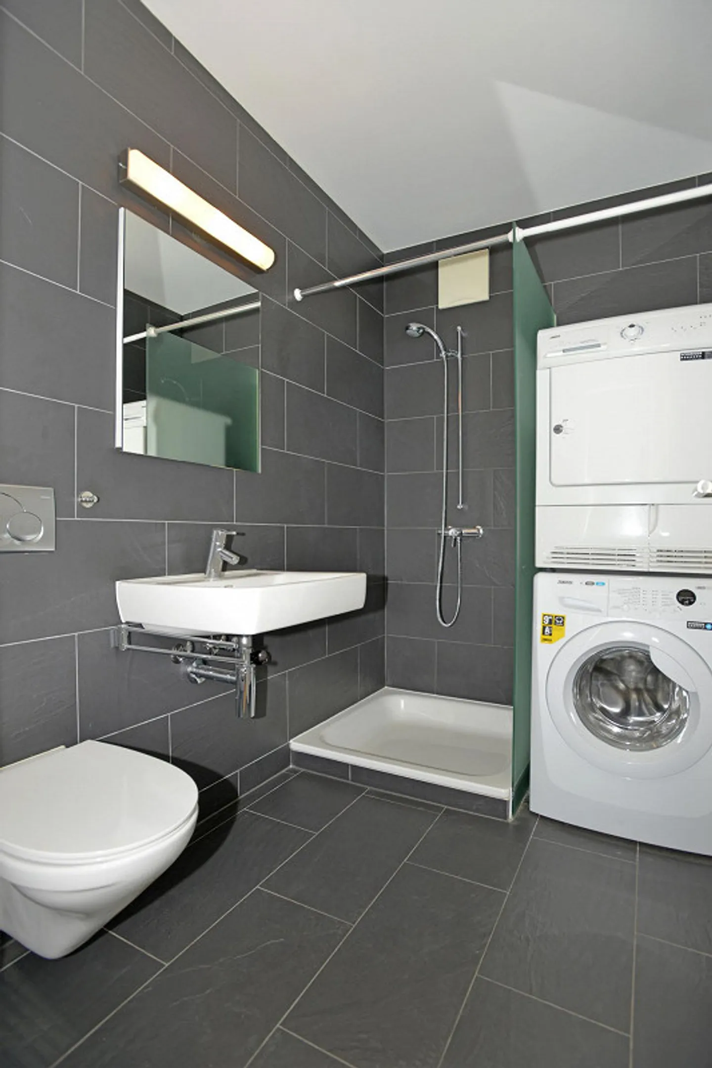 RENT WITHOUT DEPOSIT - Right in the middle instead of just being there - Photo 4 of 6