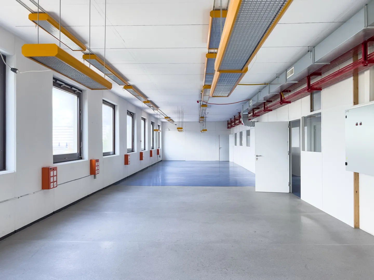 ATELIER DI 420,2 M2 NEL CUORE DELLA ZONA INDUSTRIALE DI ZIMEYSA - Foto 3 di 9