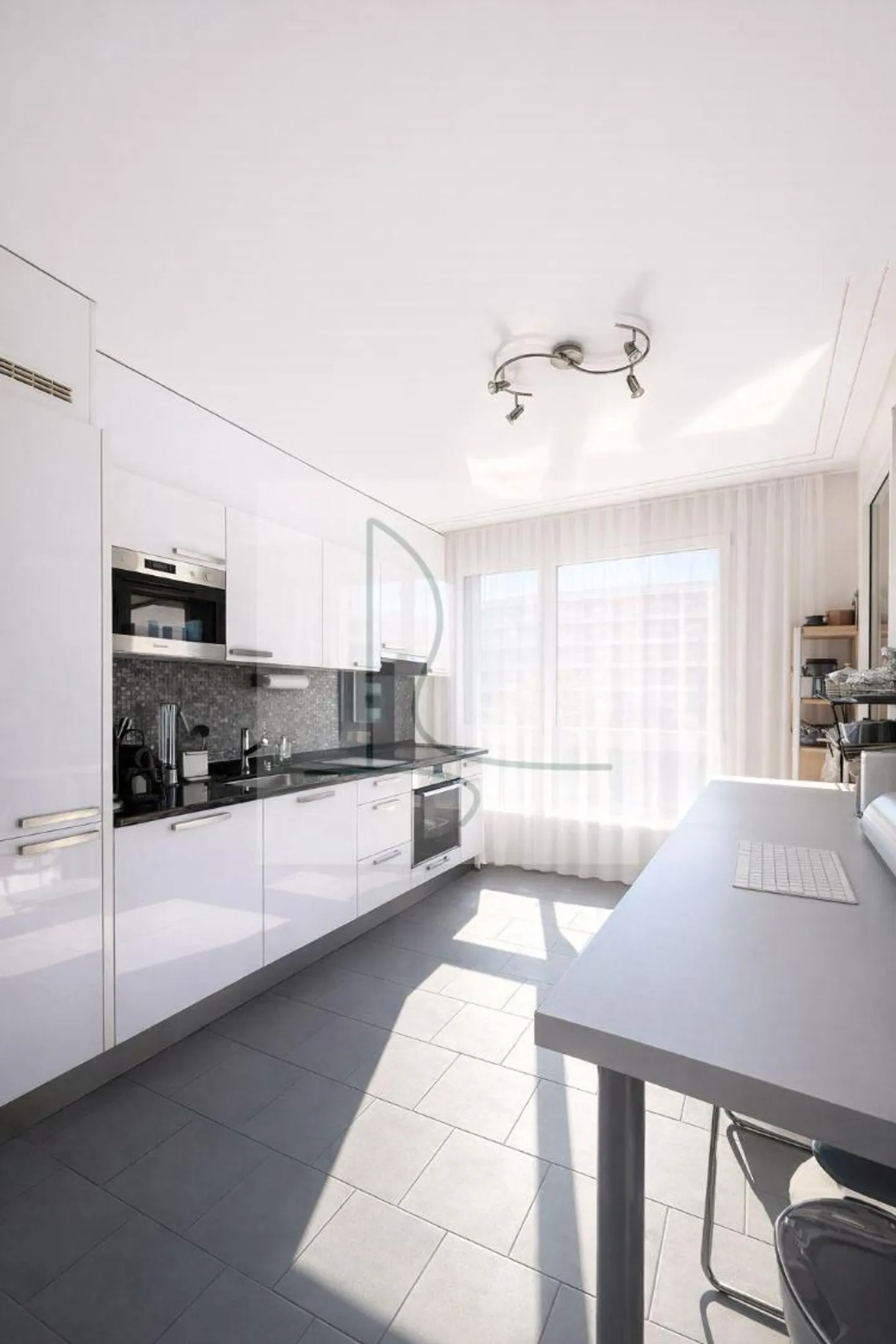 4 room apartment - Photo 1 of 5