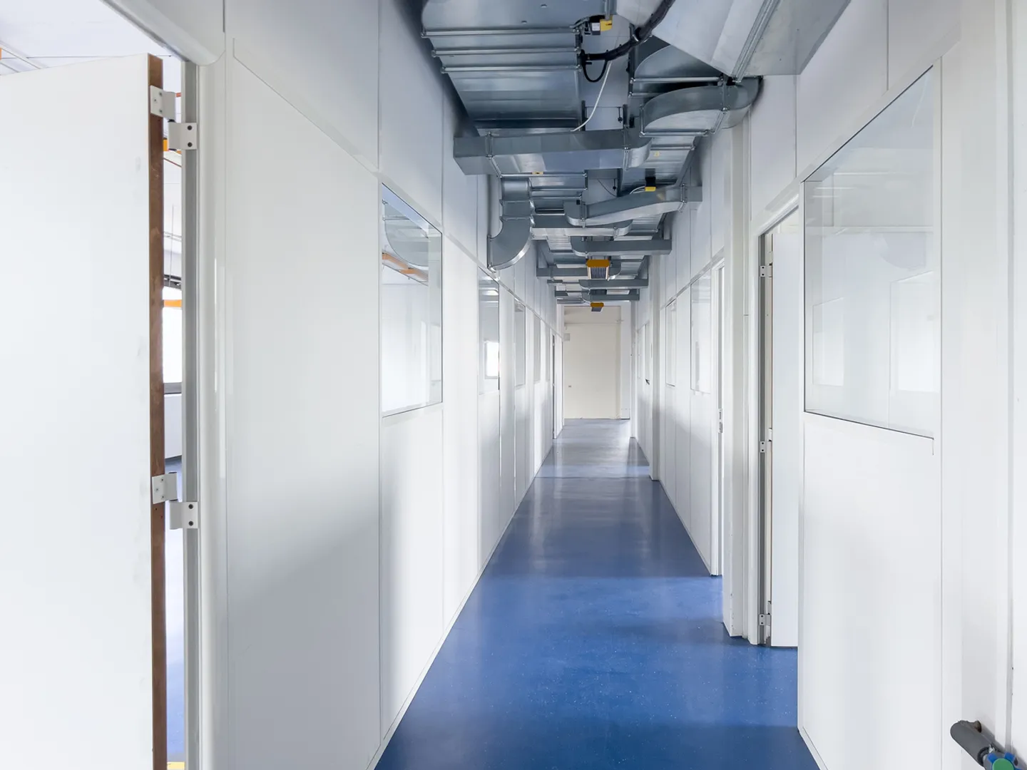 ATELIER DI 420,2 M2 NEL CUORE DELLA ZONA INDUSTRIALE DI ZIMEYSA - Foto 2 di 9