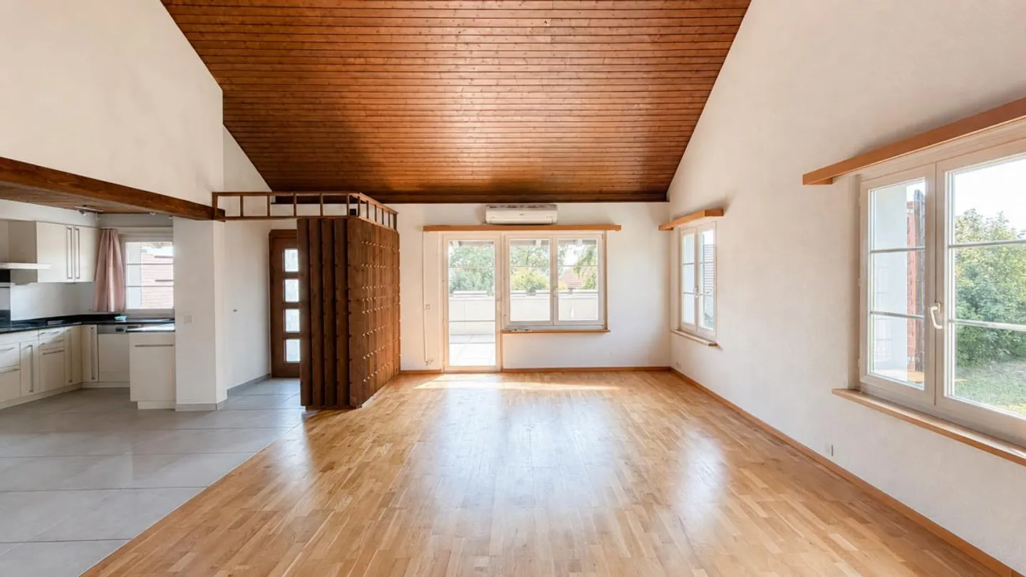 Charmante Dachwohnung in Natur - Foto 2 von 14