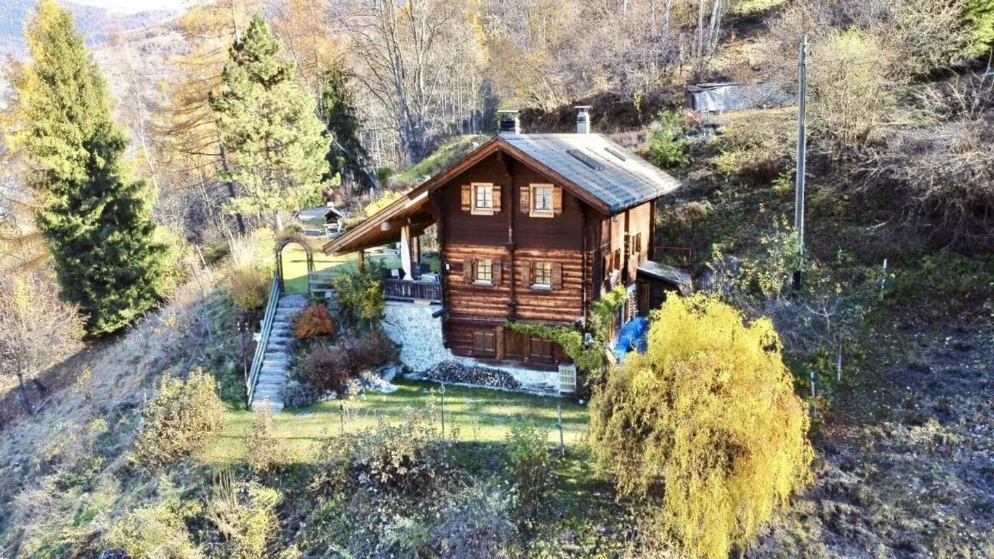 4,5-Zimmer-Chalet mit 5245m2 Grundstück - Foto 1 von 24