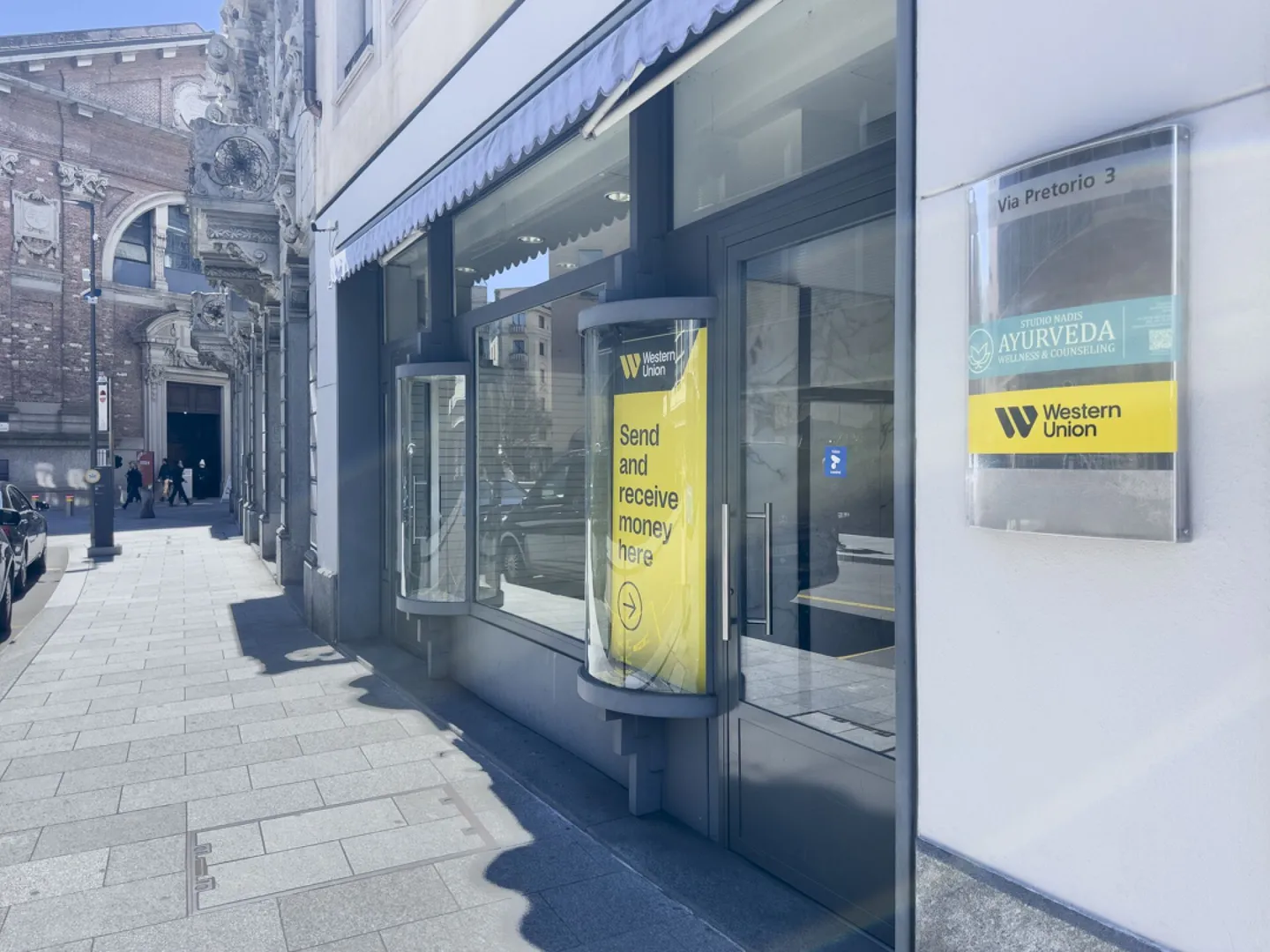 Retail space with window display in the center of Lugano - Photo 1 of 9