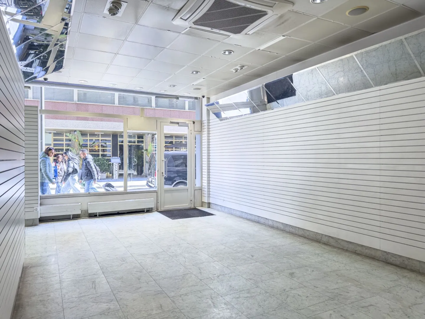 Retail space with window display in the center of Lugano - Photo 2 of 9