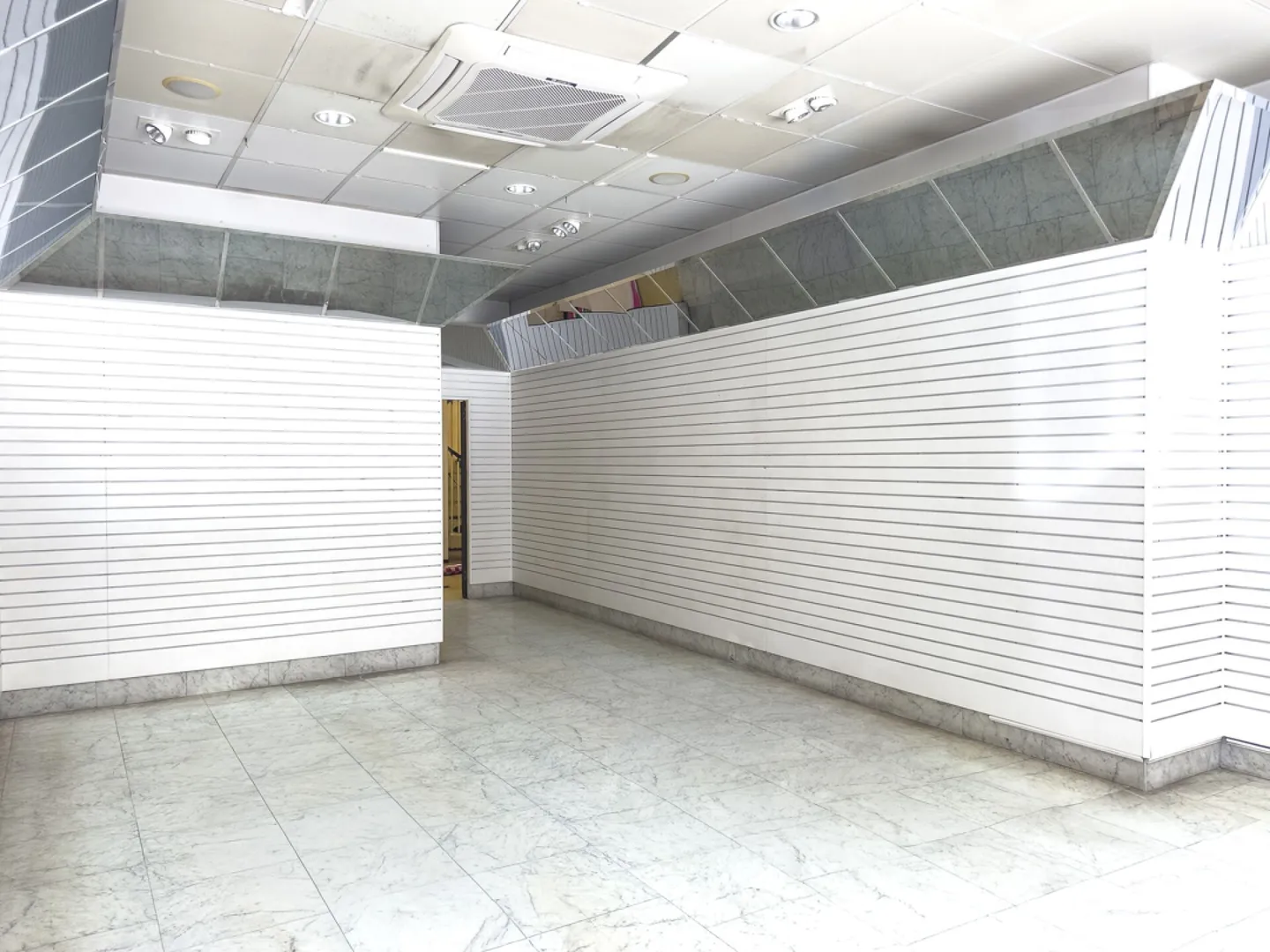 Retail space with window display in the center of Lugano - Photo 3 of 9