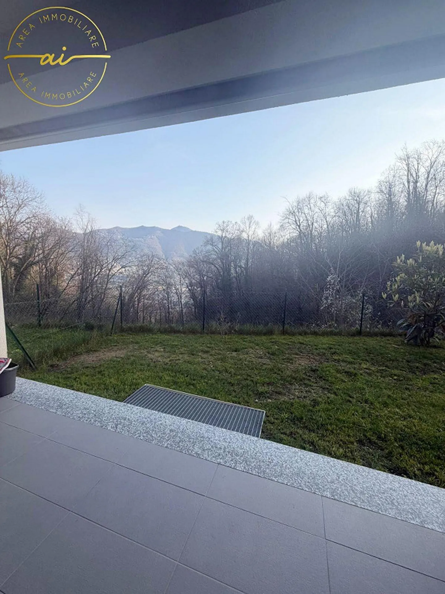 Appartamento moderno con giardino - Foto 3 di 6