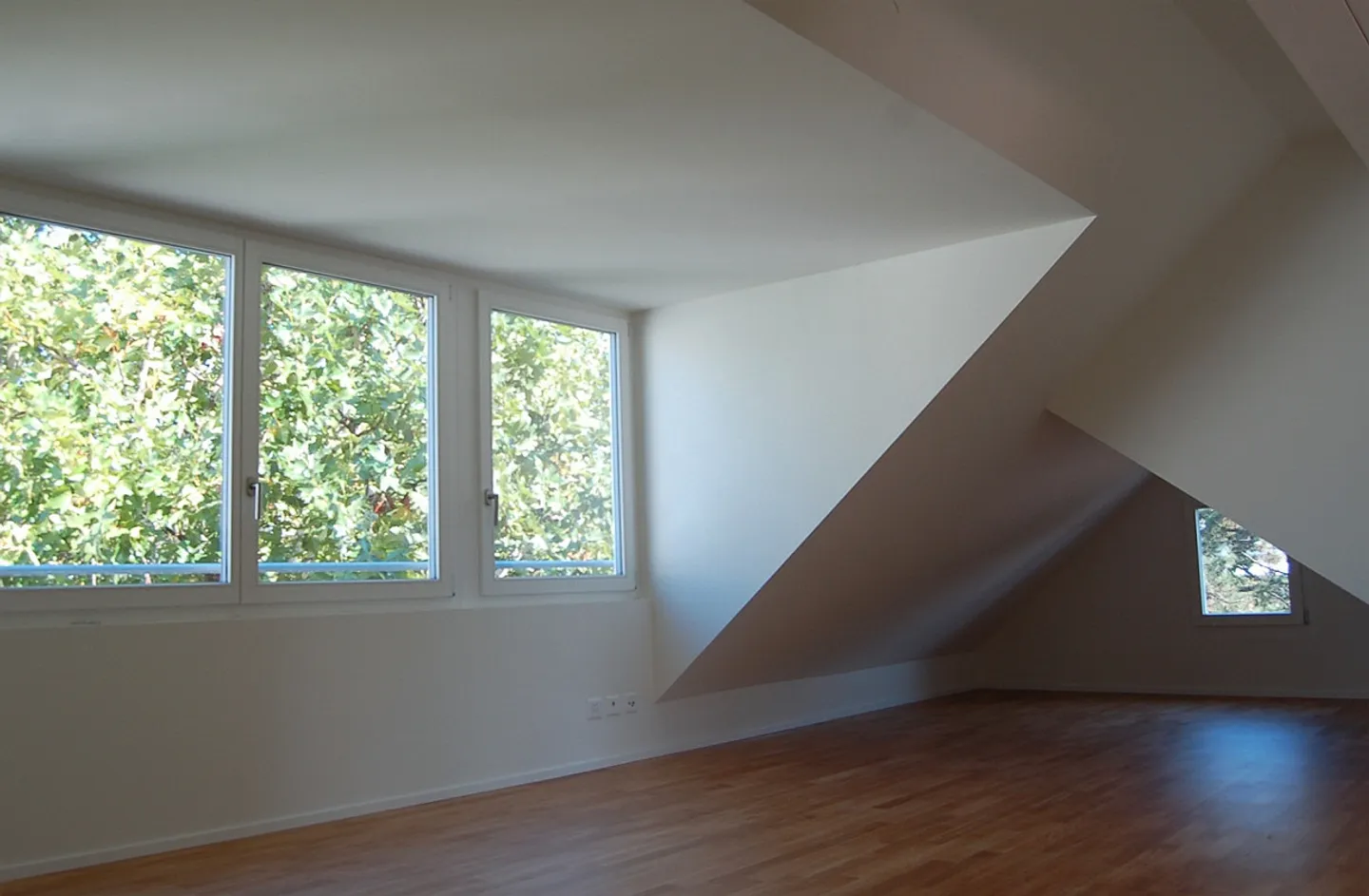 Eccezionale attico con 3 camere nel centro di Binningen - Foto 4 di 12