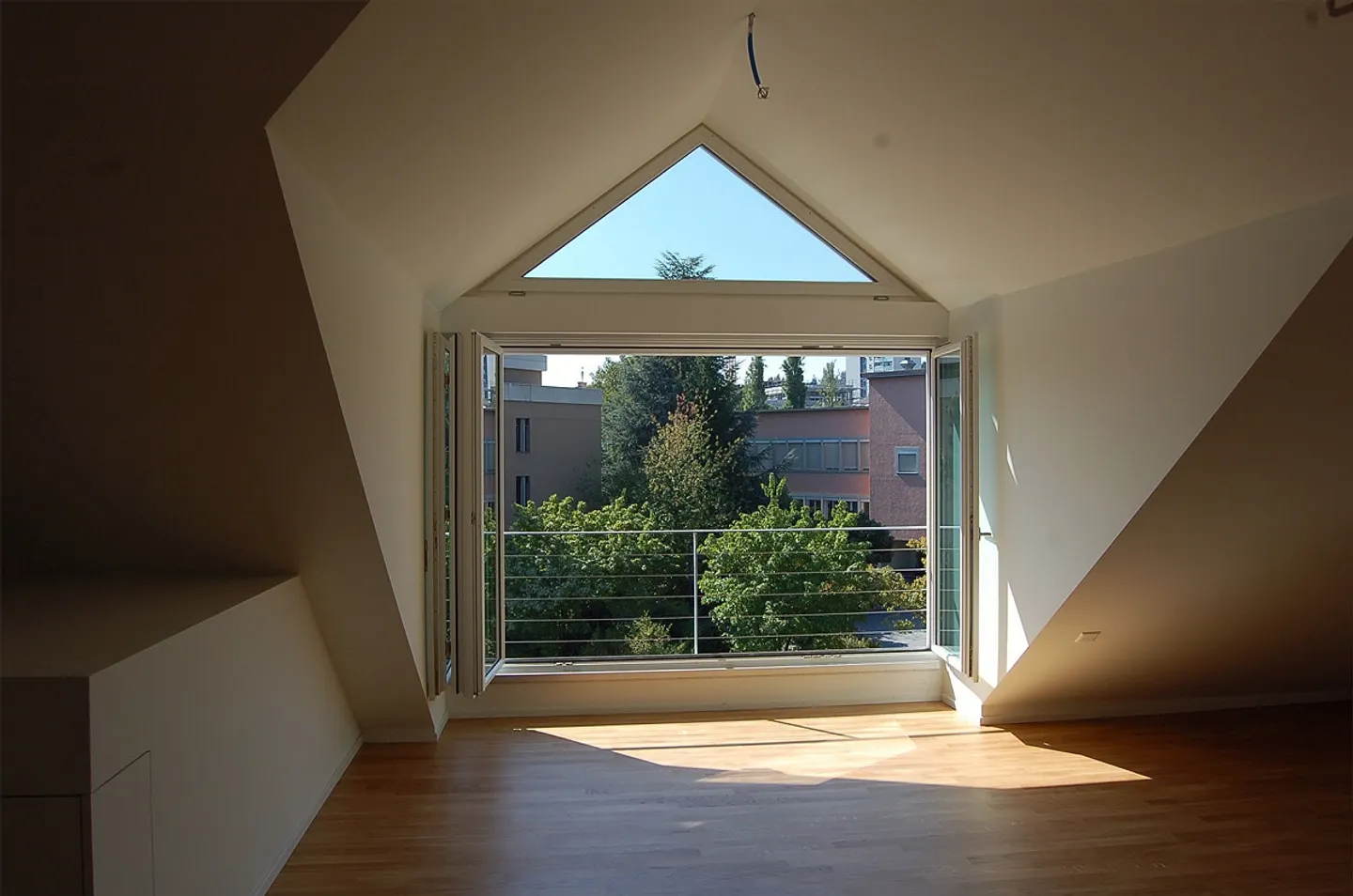 Eccezionale attico con 3 camere nel centro di Binningen - Foto 1 di 12