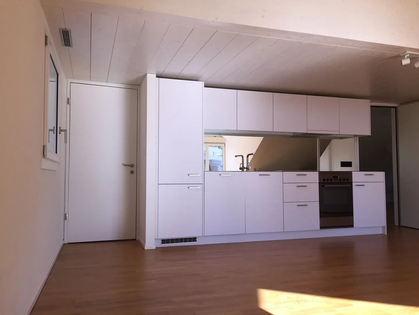 Eccezionale attico con 3 camere nel centro di Binningen - Foto 7 di 12