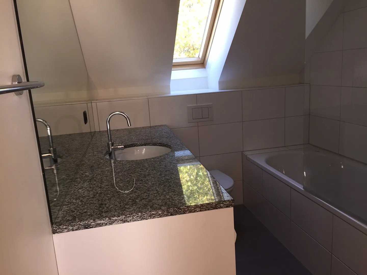 Eccezionale attico con 3 camere nel centro di Binningen - Foto 11 di 12