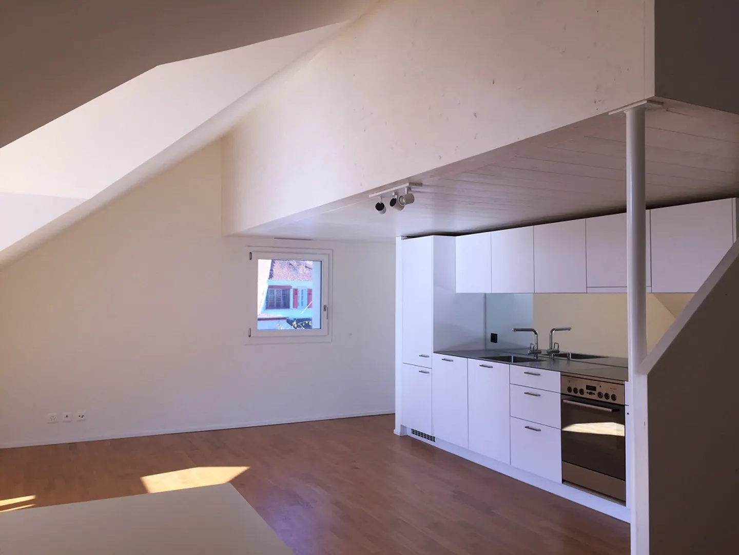 Eccezionale attico con 3 camere nel centro di Binningen - Foto 9 di 12