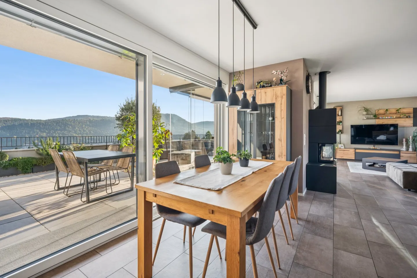Exclusive 4.5-room penthouse with a view and privacy - Photo 3 of 6