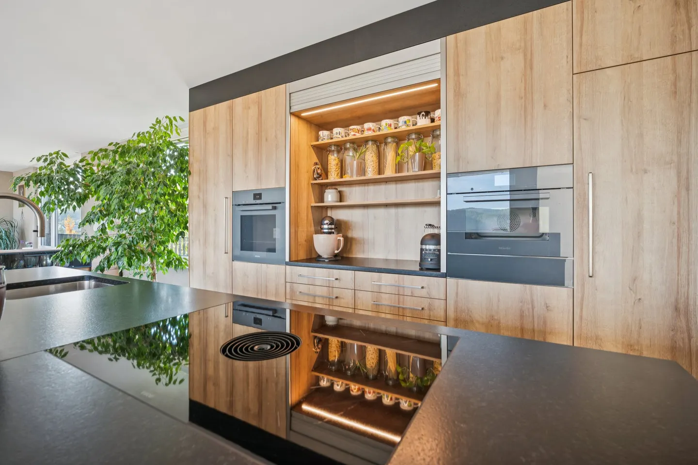 Exclusive 4.5-room penthouse with a view and privacy - Photo 4 of 6