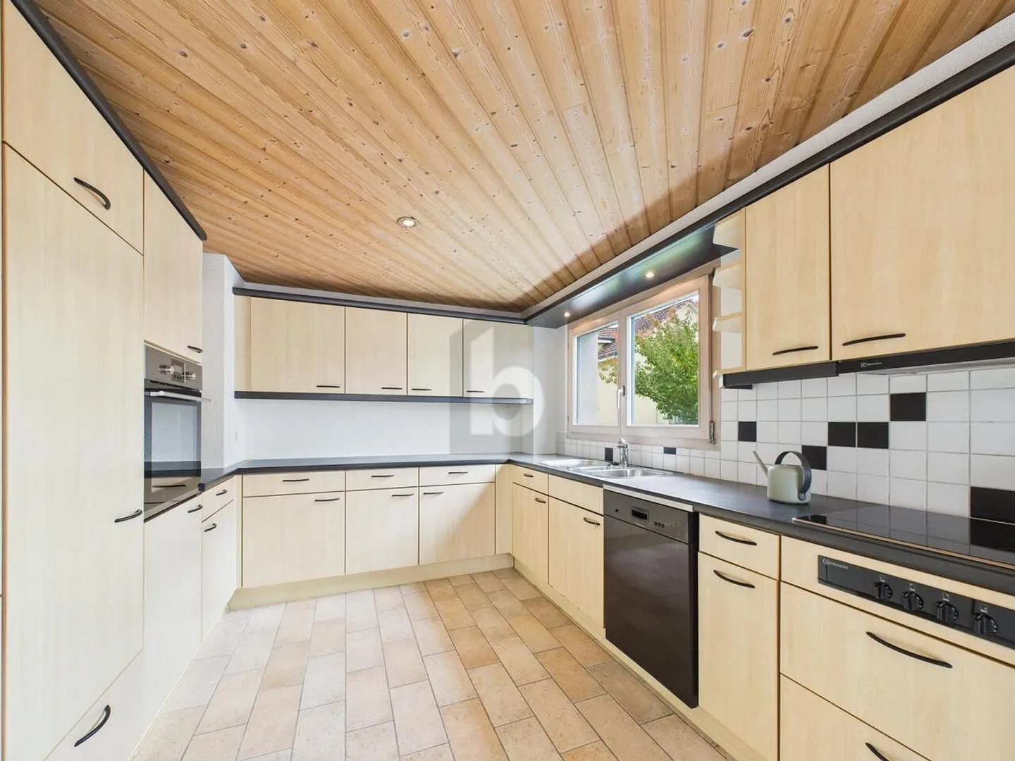 QUIET, CENTRAL WITH SUN TERRACE - Photo 2 of 6