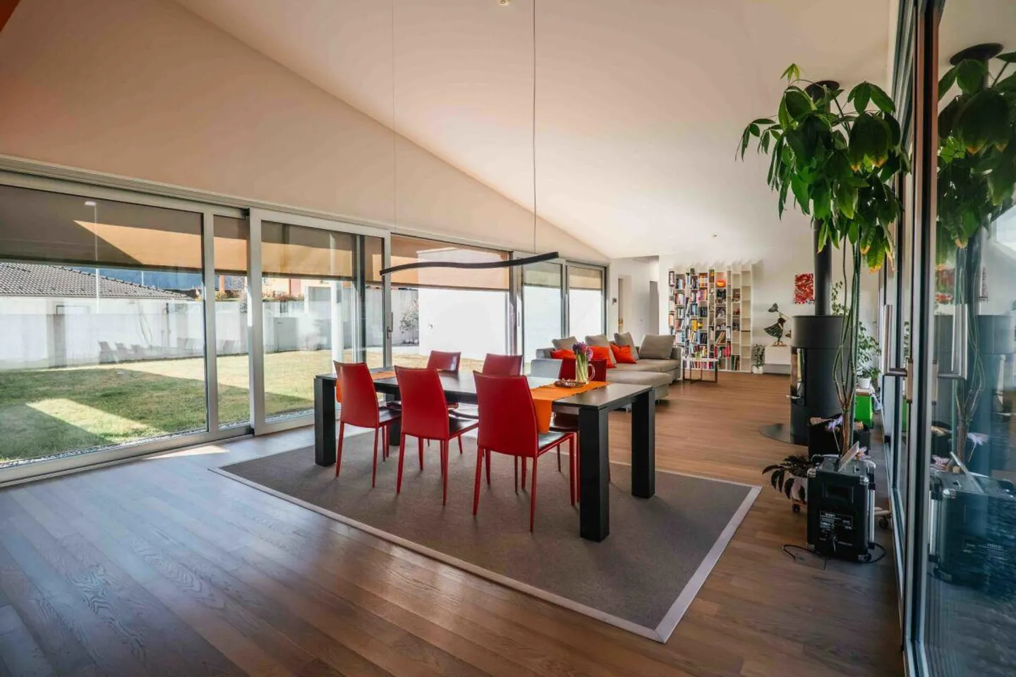 Modern and spacious 5.5-room villa in a quiet location in Cresciano - Photo 2 of 30