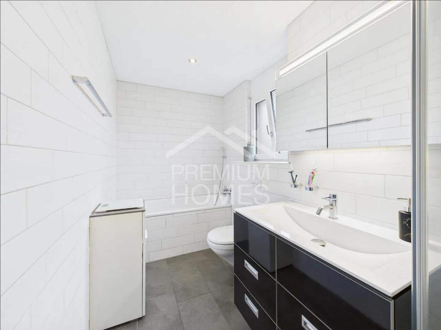Your Triplex Oasis with Private Garden - Photo 4 of 13