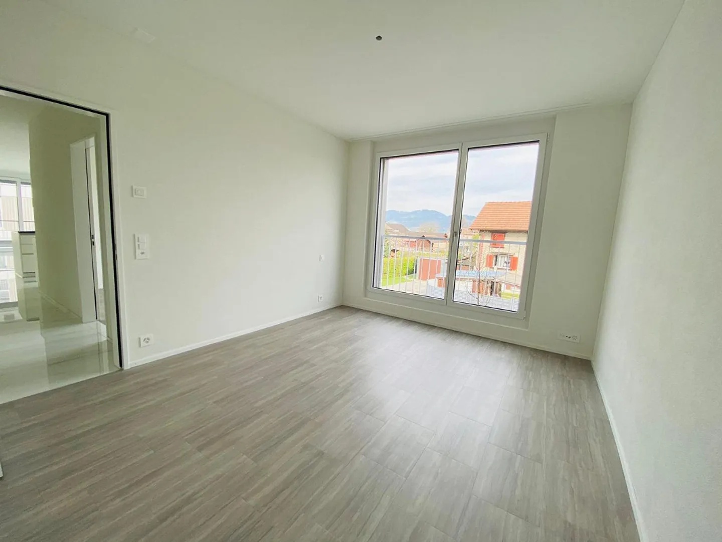 Sehr schöne helle 3.5 Zimmer Wohnung mit 2 Garagenplätze zu vermieten - Photo 4 of 8