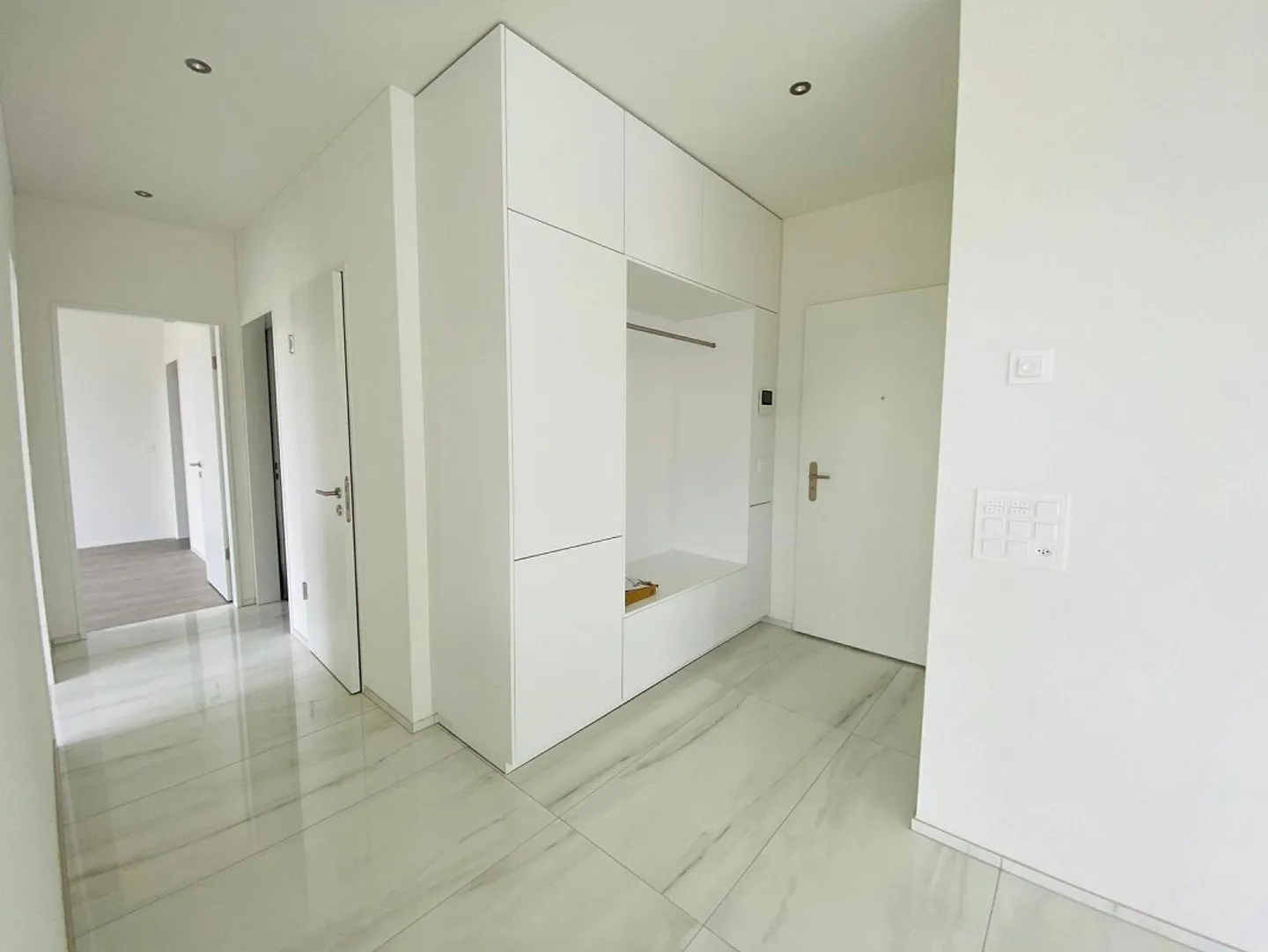 Sehr schöne helle 3.5 Zimmer Wohnung mit 2 Garagenplätze zu vermieten - Photo 5 of 8