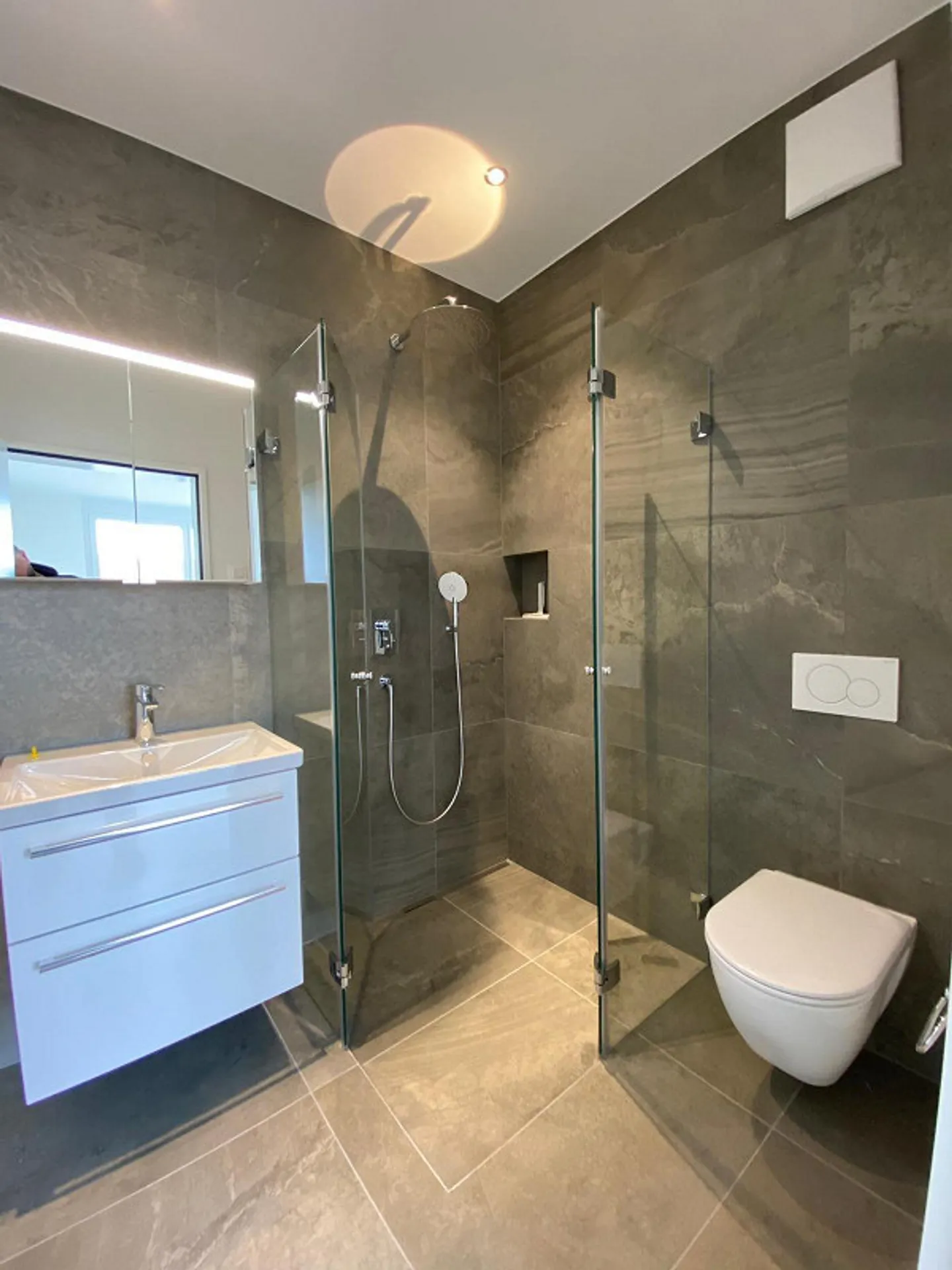 Sehr schöne helle 3.5 Zimmer Wohnung mit 2 Garagenplätze zu vermieten - Photo 6 of 8