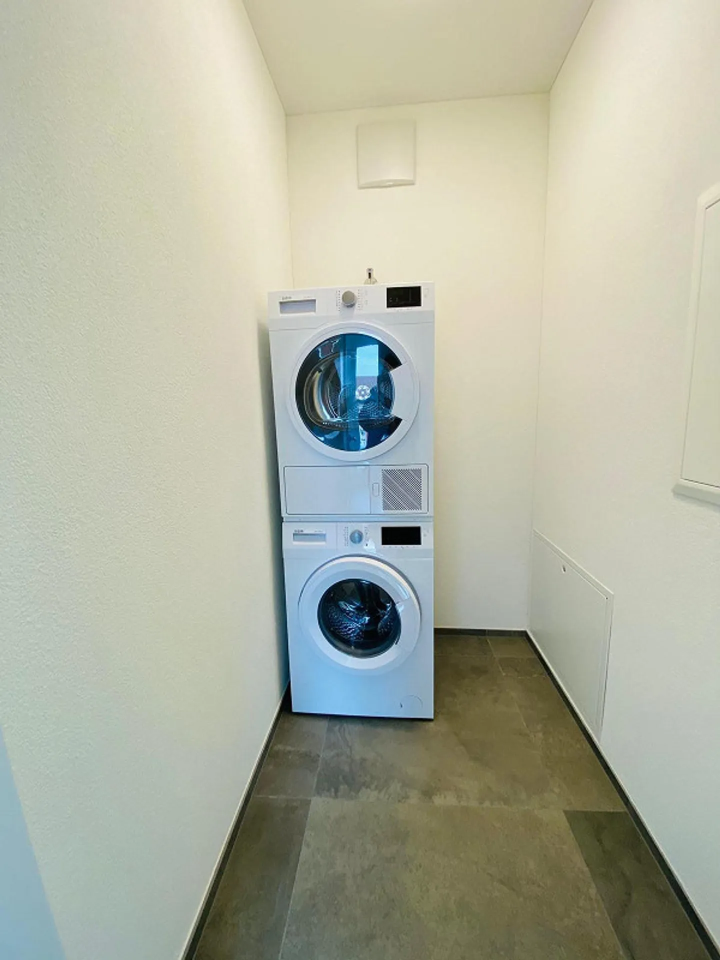 Sehr schöne helle 3.5 Zimmer Wohnung mit 2 Garagenplätze zu vermieten - Photo 7 of 8