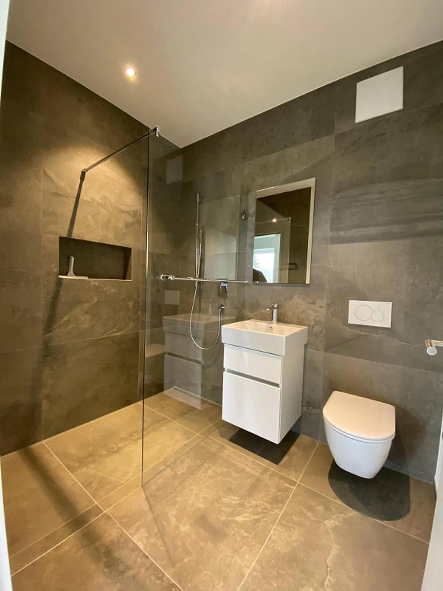 Sehr schöne helle 3.5 Zimmer Wohnung mit 2 Garagenplätze zu vermieten - Photo 8 of 8