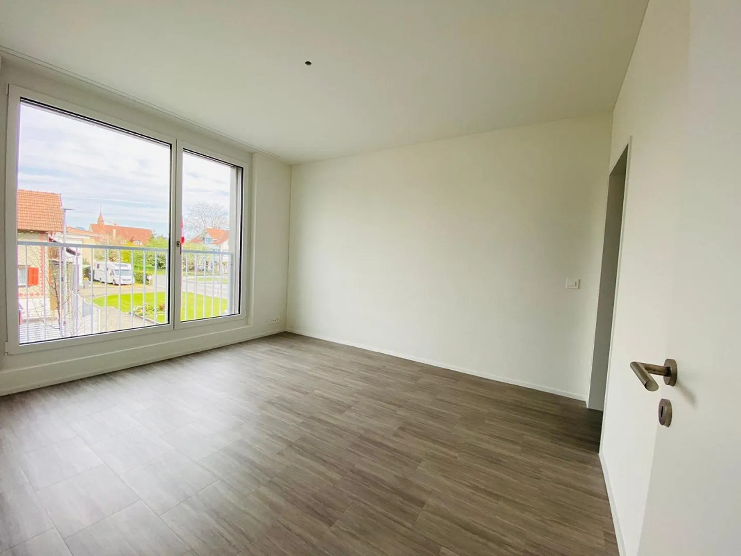 Sehr schöne helle 3.5 Zimmer Wohnung mit 2 Garagenplätze zu vermieten - Photo 2 of 8