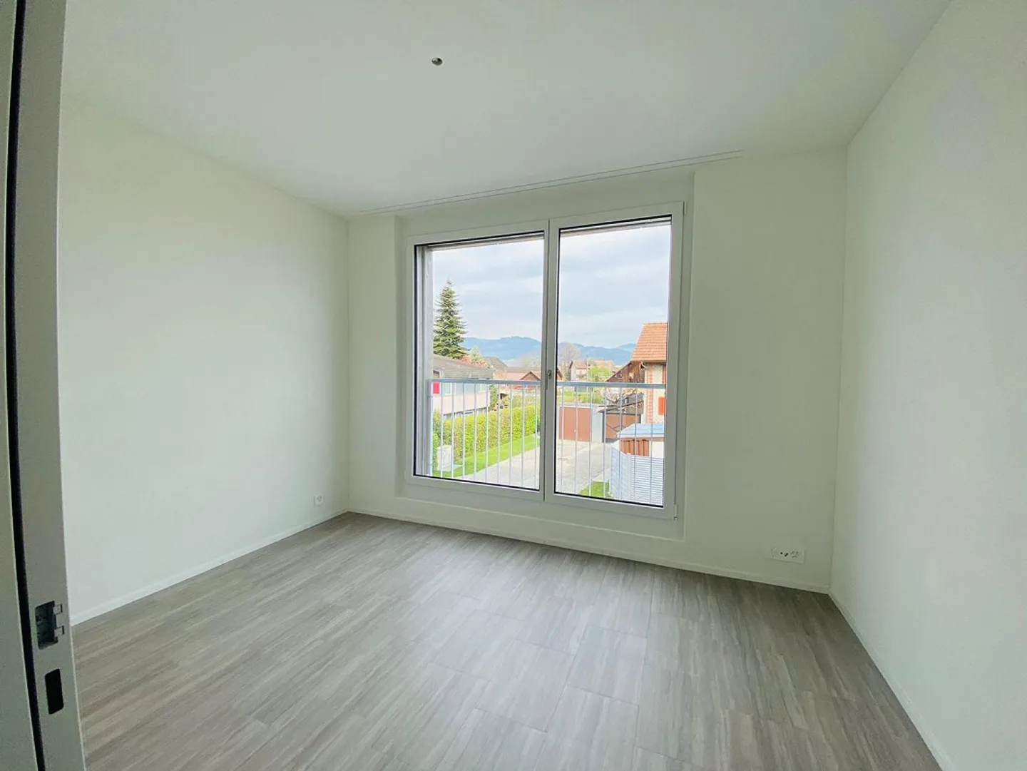 Sehr schöne helle 3.5 Zimmer Wohnung mit 2 Garagenplätze zu vermieten - Photo 3 of 8