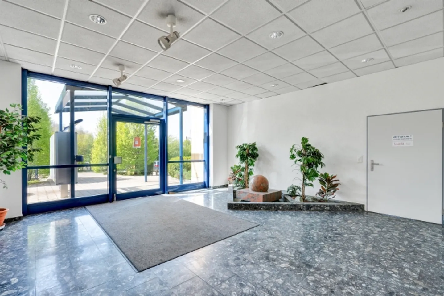 Office space for rent - Photo 2 of 3