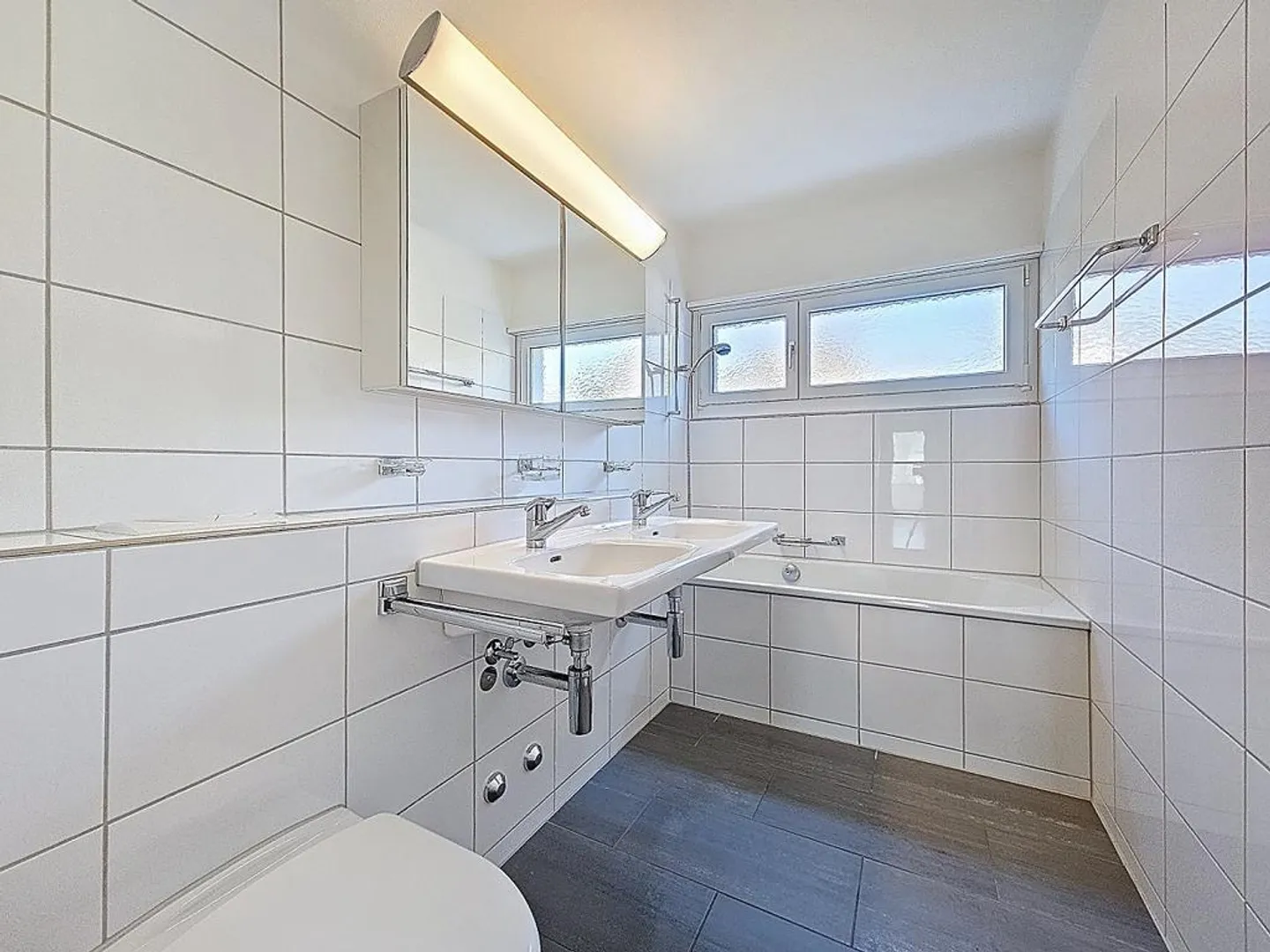 4-room apartment with stunning lake view in Meilen - Photo 3 of 6