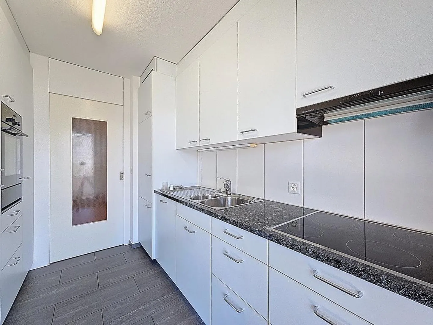 4-room apartment with stunning lake view in Meilen - Photo 2 of 6
