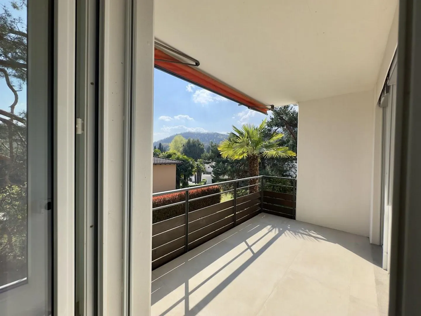 RENOVIERTES 4.5-ZIMMER-APARTMENT - IN EINEM GEBÄUDE MIT GEMEINSCHAFTSPOOL - Foto 6 von 13