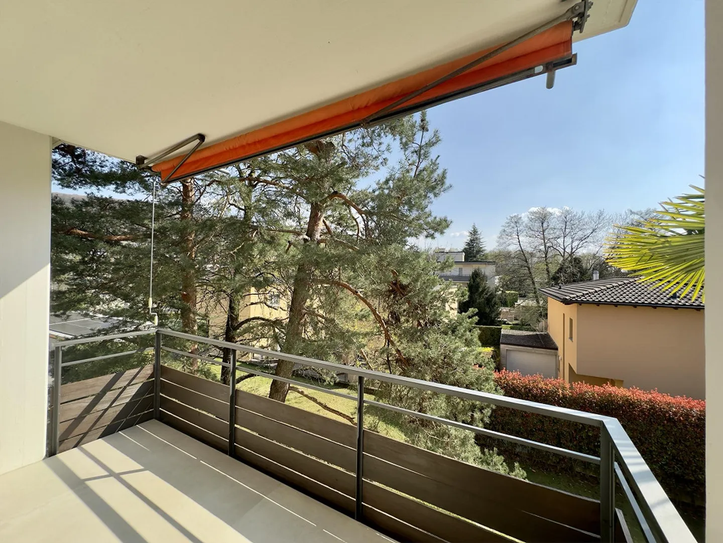 RENOVIERTES 4.5-ZIMMER-APARTMENT - IN EINEM GEBÄUDE MIT GEMEINSCHAFTSPOOL - Foto 7 von 13