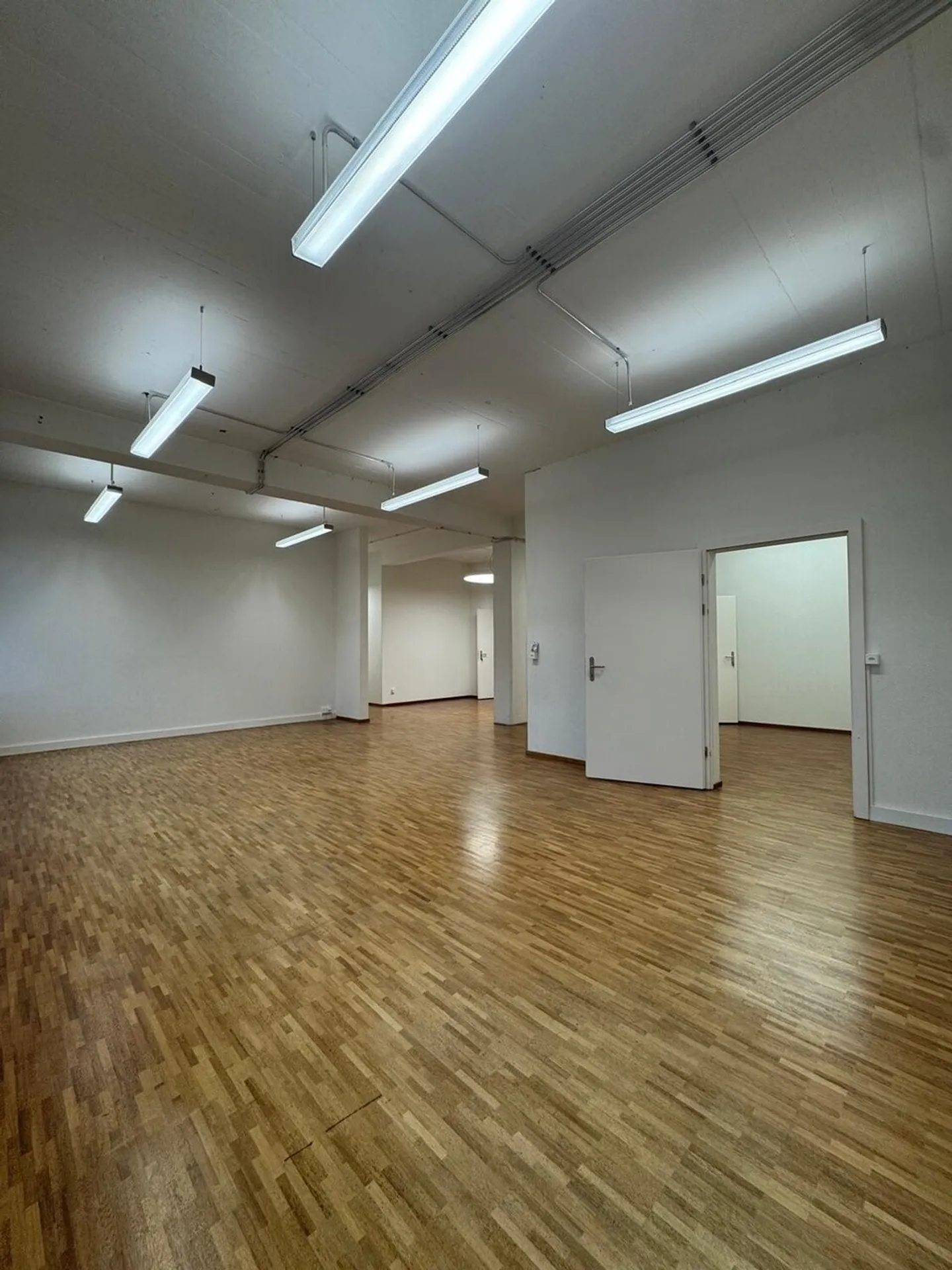 Geräumiges Büro mit Balkon - Foto 2 von 11