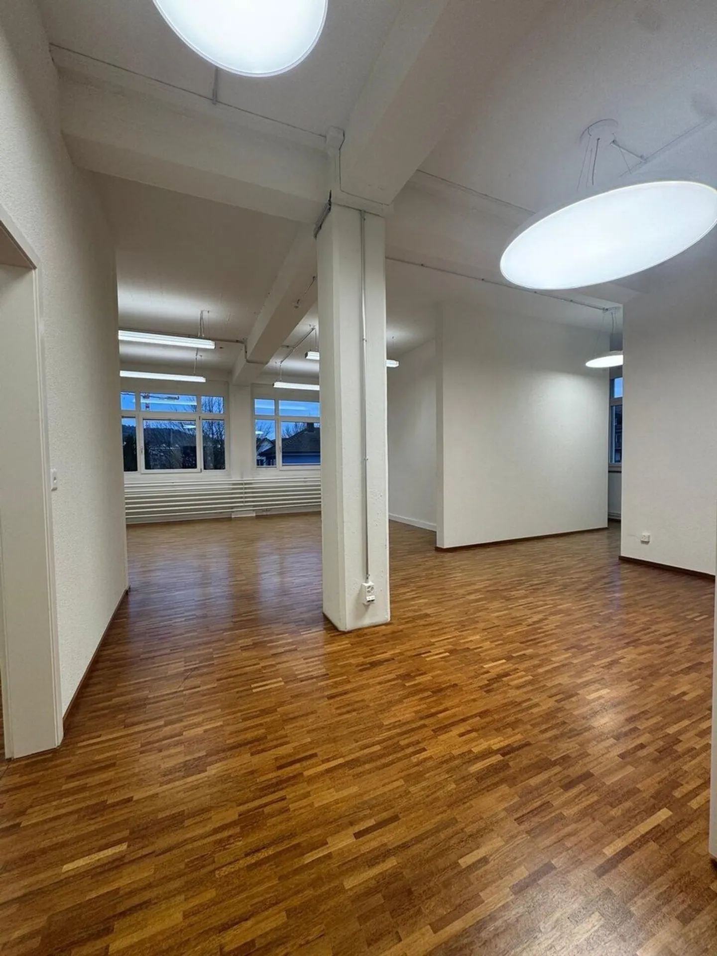 Geräumiges Büro mit Balkon - Foto 8 von 11