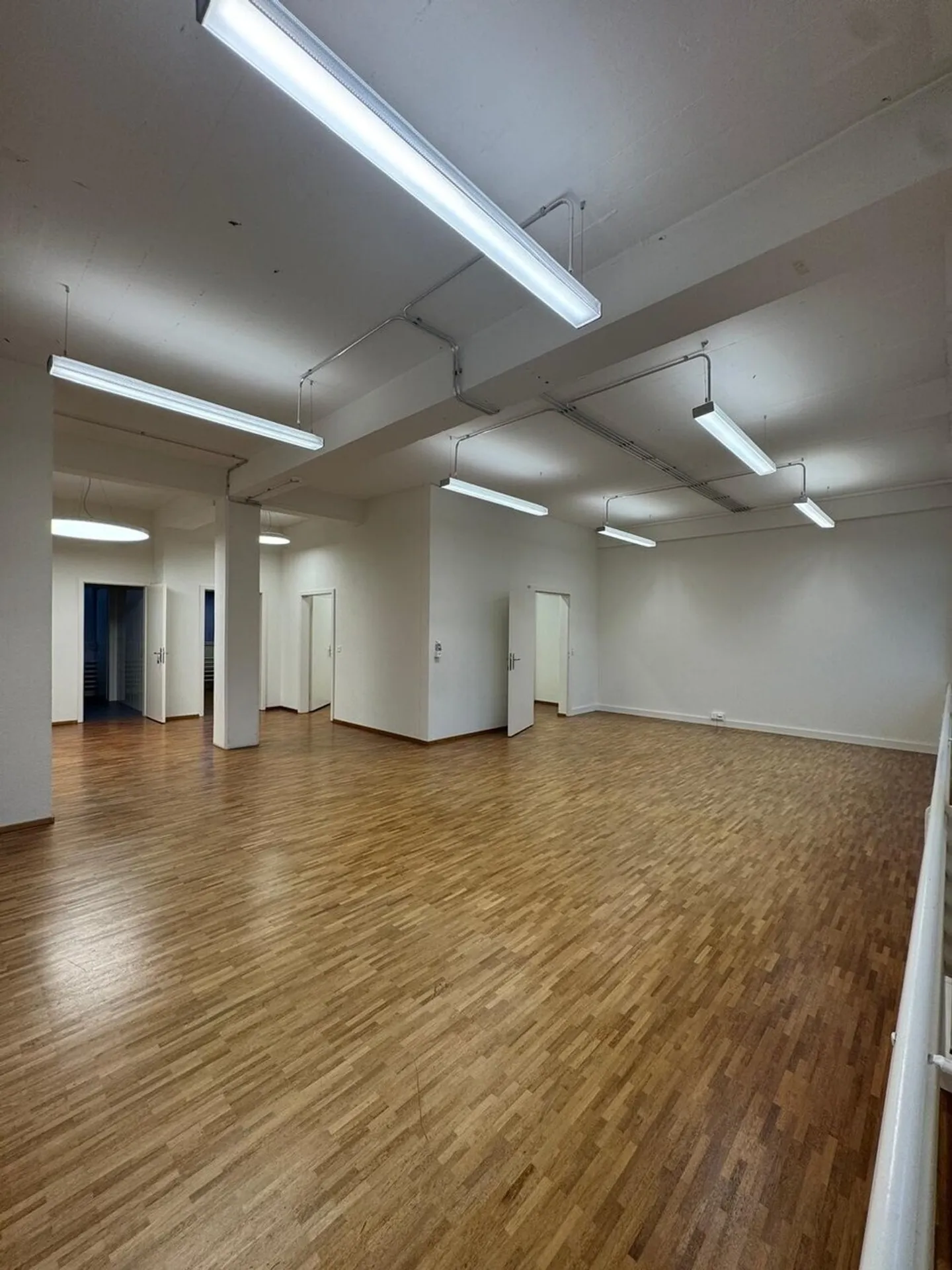 Geräumiges Büro mit Balkon - Foto 9 von 11