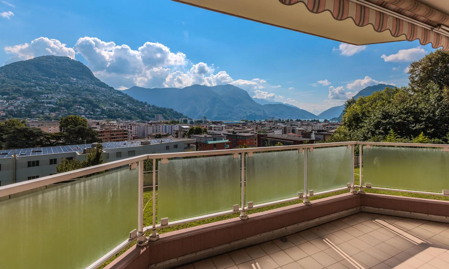 GERÄUMIGE 4.5 SEEBLICK MIT TERRASSE IM ZENTRALEN LUGANO - Foto 2 von 10