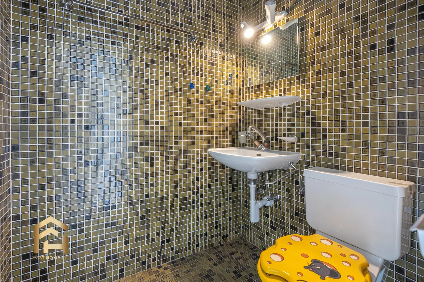 Penthouse apartment with large terrace in the heart of Naters - Photo 10 of 13