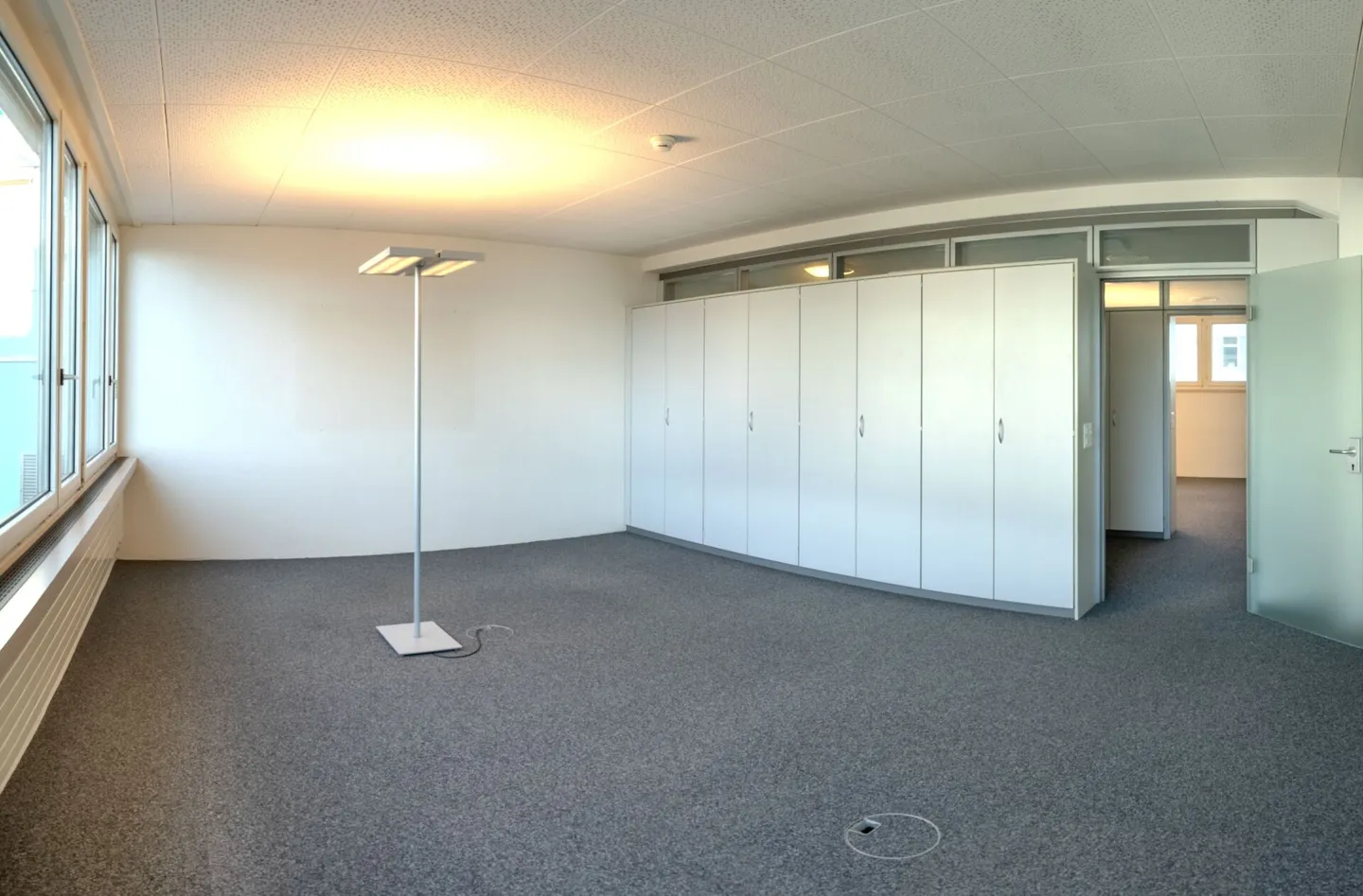 Attractive office spaces for rent in a central location - Photo 2 of 11